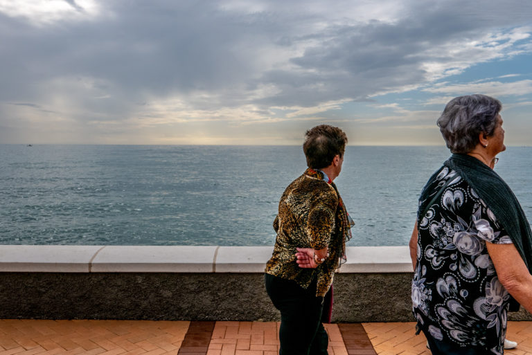 Señoras que miran el mar